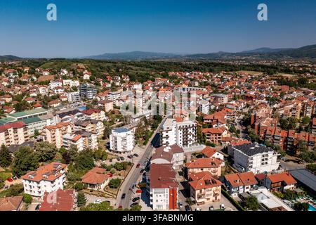 Panorama aérien par drone de Vrnjačka Banja, Serbie, photographié le 15 août 2026. L'image montre la ville thermale entourée de collines boisées et de verts pré Banque D'Images