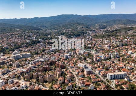 Panorama aérien par drone de Vrnjačka Banja, Serbie, photographié le 15 août 2026. L'image montre la ville thermale entourée de collines boisées et de verts pré Banque D'Images