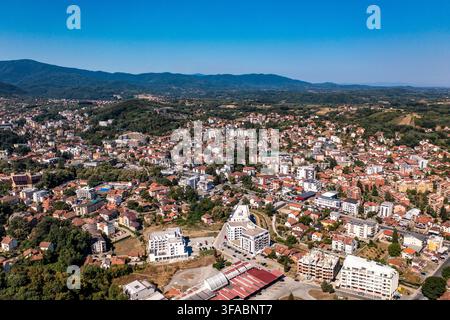 Panorama aérien par drone de Vrnjačka Banja, Serbie, photographié le 15 août 2026. L'image montre la ville thermale entourée de collines boisées et de verts pré Banque D'Images