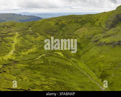 Vue aérienne des pentes verdoyantes et des sentiers sinueux du Gleniff Horseshoe dans le comté de Sligo, en Irlande. Banque D'Images