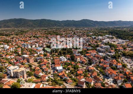 Panorama aérien par drone de Vrnjačka Banja, Serbie, photographié le 15 août 2026. L'image montre la ville thermale entourée de collines boisées et de verts pré Banque D'Images