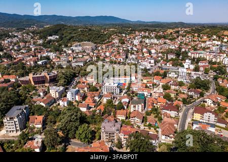 Panorama aérien par drone de Vrnjačka Banja, Serbie, photographié le 15 août 2026. L'image montre la ville thermale entourée de collines boisées et de verts pré Banque D'Images