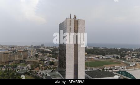 Vue aérienne du gratte-ciel de l'hôtel 2 Fevrier dominant la skyline de la ville près de la côte de Lomé, région maritime, Togo. Banque D'Images