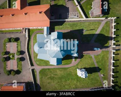Vue aérienne de l'Église de la Sainte-Trinité à Liskiava entourée de bâtiments historiques du monastère et de pelouses verdoyantes à Liskiava, comté d'Alytus, Lituanie Banque D'Images