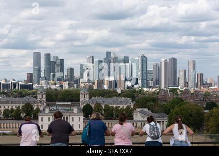 Vue du National Maritime Museum et de Canary Wharf depuis Greenwich, Londres, Royaume-Uni Banque D'Images