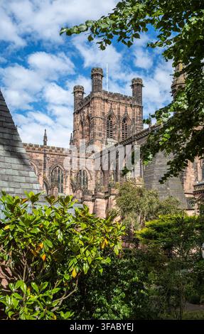L’imposante cathédrale au cœur de Chester vue depuis les remparts de la ville au-delà d’Eastgate, Chester, Cheshire, Royaume-Uni Banque D'Images