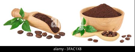 Café moulu dans une cuillère en bois et un bol ainsi que des grains de café isolés sur fond blanc Banque D'Images