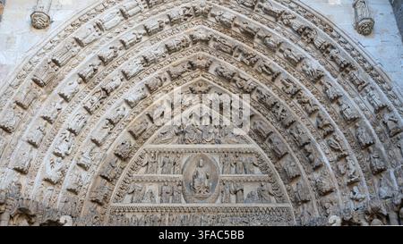 Détail de l'arc et du tympan de la porte des apôtres du XIVe siècle de la cathédrale gothique d'Avila, Espagne Banque D'Images