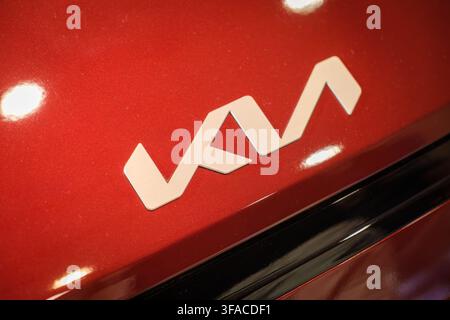 Lisbonne, Portugal - 16 mai 2026 : Gros plan du logo Kia sur une partie de la carrosserie d’un véhicule à l’exposition automobile ECAR Show, avec éclairage droit et intérieur Banque D'Images