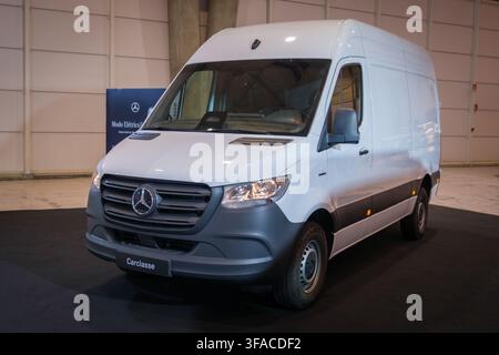 Lisbonne, Portugal - 16 mai 2026 : Camionnette Mercedes-Benz Sprinter blanche exposée au salon automobile ECAR, vue avec porte ouverte, visiteurs et visible Banque D'Images