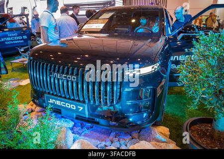 Lisbonne, Portugal - 16 mai 2026 : SUV Jaecoo 7 noir exposé au salon automobile ECAR Show, avec stand éclairé, visiteurs et signalétique d'événement visible Banque D'Images