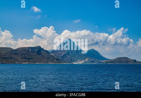 Paysage montagneux pittoresque au-dessus de la mer bleue en Crète, Grèce Banque D'Images