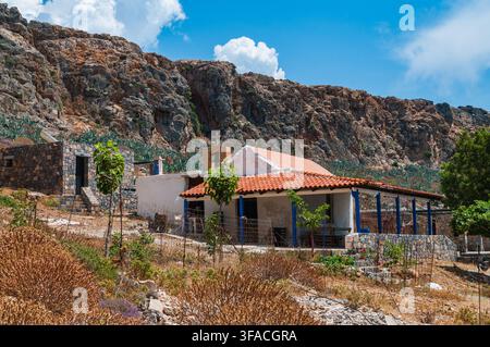Une petite chapelle traditionnelle blanche avec un toit en tuiles rouges et un clocher, située sur l'île de Gramvousa à Crète, Grèce. Banque D'Images