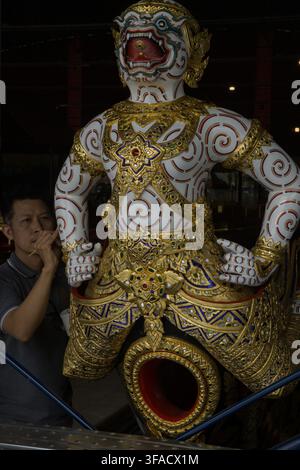 BANGKOK, THAÏLANDE - 10 juillet 2026 : Un restaurateur travaillant sur la proue d'une barque royale au Musée national des barques royales à Bangkok, Thaïlande Banque D'Images