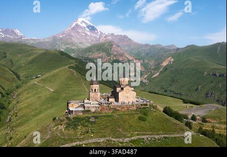 Vue panoramique de l'église de la Trinité de Gergeti et du mont Kazbek dans le Caucase. Banque D'Images
