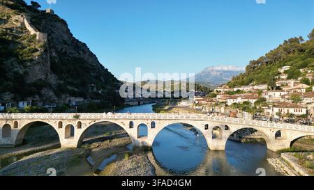 Vue panoramique de Berat, Albanie, avec le pont historique de Gorica Banque D'Images