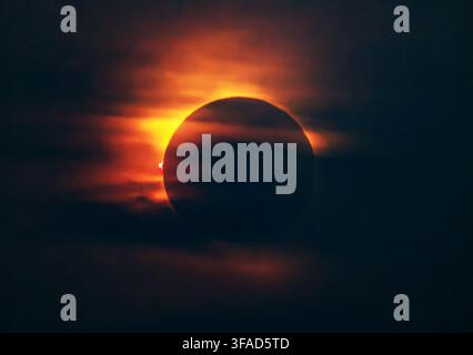 Le moment de l'éclipse solaire totale du Soleil, vu depuis Majorque en Espagne le 12 août 2026. Éruption solaire ou protubérance visible à 9 heures sur le disque. Banque D'Images