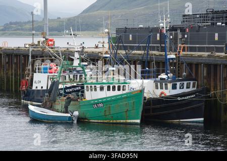 deux petits caboteurs amarrés dans le port d'Ullapool Banque D'Images