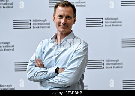 Édimbourg, Écosse, Royaume-Uni. 19 août 2026. Festival international du livre d'Édimbourg : MP Sir Jeremy Hunt, membre du parlement et ancien chancelier de l'Échiquier, lors du photocall officiel. Crédit : Craig Brown/Alamy Live News Banque D'Images