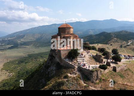 Paysage pittoresque de Mtskheta mettant en vedette l'ancien monastère de Jvari, une rivière et des pentes montagneuses verdoyantes Banque D'Images
