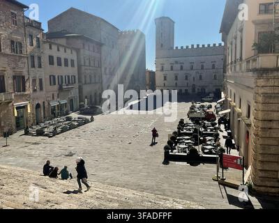 Vue panoramique à angle élevé de la Piazza del Popolo à Todi, Ombrie, Italie, baignée de soleil. Capturée depuis les marches supérieures du Duomo. Banque D'Images