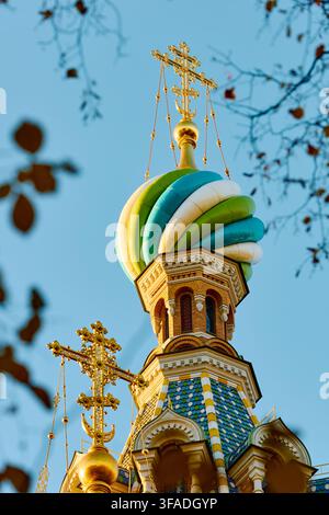 Les dômes dorés de la cathédrale Sauvé par le Sang à travers le feuillage jaune et les portes en fer forgé du jardin Mikhailovsky par une journée d'automne ensoleillée Banque D'Images