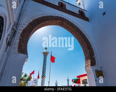Arche traditionnelle mauresque en pierre de Bab Rouah menant à l'ancienne médina de Tétouan, au Maroc. Banque D'Images