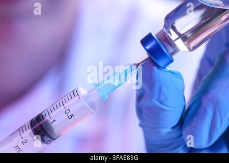 Développement de vaccins et recherche médicale, médecin remplissant une seringue à partir d’un flacon pour une injection, industrie de la santé et pharmaceutique Banque D'Images