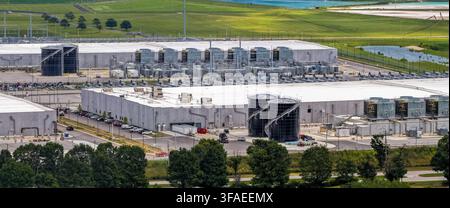 Grands bâtiments modernes dotés de tours de refroidissement et d'une infrastructure massive pour un centre de données Banque D'Images