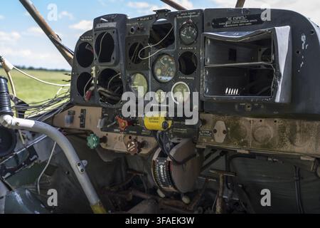 L'ancien cockpit d'un avion avec des instruments cassés et une vue sur l'air libre, cockpit et tableau de bord d'un avion polyvalent de type P Banque D'Images