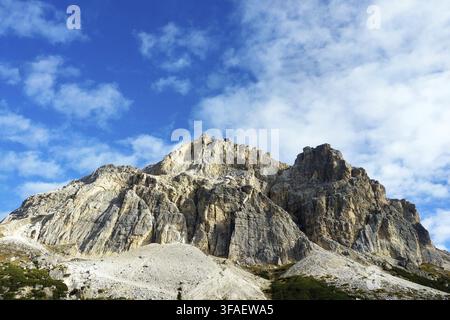 Vue des magnifiques Dolomites en Italie sur fond de ciel bleu Banque D'Images