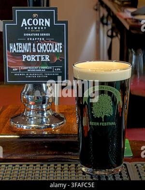 Porter au chocolat et à la noix de hazelnut de la brasserie Acorn tirée à la pompe dans un pub, reflétant un regain d'intérêt du Royaume-Uni pour les porters, les stouts et les bières en fût plus sombres. Banque D'Images
