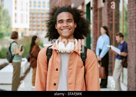 Portrait d'un étudiant noir souriant sur le campus universitaire Banque D'Images
