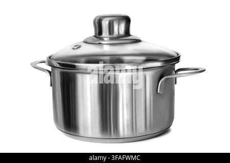 Casserole en acier avec couvercle en verre isolée sur fond blanc Banque D'Images