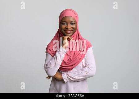 Belle femme millénaire afro-américaine en hijab souriant à la caméra Banque D'Images