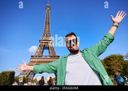 Homme heureux voyageant à Paris profitant de la vue sur la tour Eiffel Banque D'Images