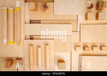 Pose à plat de diverses pièces de bois et de contreplaqué. Arrière-plan de menuiserie. Banque D'Images