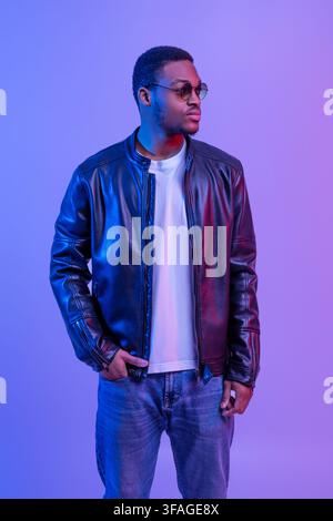 Portrait de l'élégant Black Man dans la veste en cuir tendance Et lunettes de soleil Banque D'Images