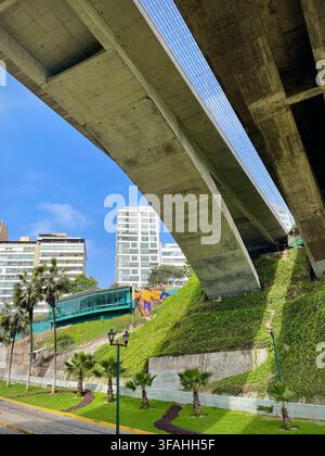 Lima, région de Lima, Pérou – 30 juillet 2022 : Sous le pont à Miraflores Banque D'Images