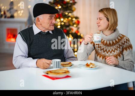 Homme âgé et jeune femme ayant une conversation de vacances Banque D'Images