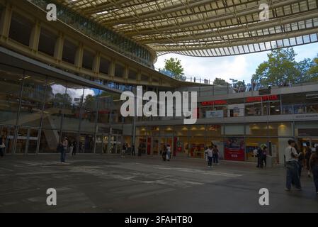 Place de shopping extérieur sous la verrière en toit incurvé du Forum des Halles à Paris. Banque D'Images
