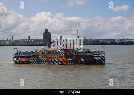 Le coloré ferry Mersey, MV Snowdrop, opérant comme le Dazzle Ferry avec des passagers à bord, naviguant sur la rivière Mersey à Liverpool, Royaume-Uni. Banque D'Images