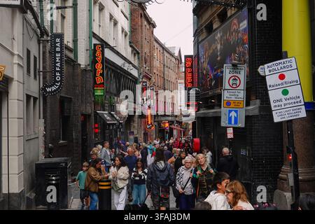 Une grande foule de touristes et de piétons marchant le long de la rue historique Mathew dans le quartier Cavern de Liverpool, Royaume-Uni. Banque D'Images