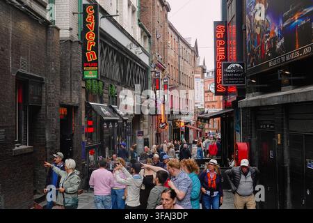 Une grande foule de touristes et de piétons marchant le long de la rue historique Mathew dans le quartier Cavern de Liverpool, Royaume-Uni. Banque D'Images