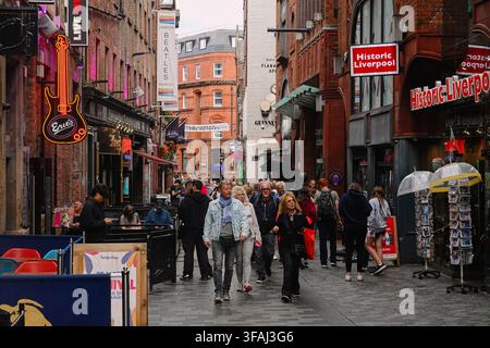 Une grande foule de touristes et de piétons marchant le long de la rue historique Mathew dans le quartier Cavern de Liverpool, Royaume-Uni. Banque D'Images