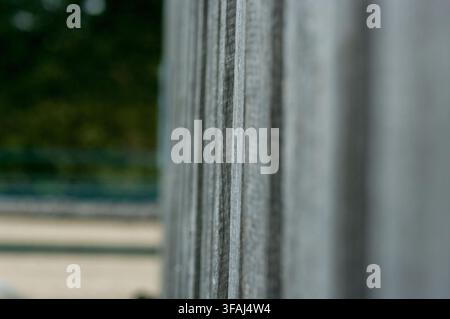 Bavière, Allemagne - 1er janvier 2008 : Vue rapprochée de planches de clôture verticales en bois usées avec une grain visible et une mise au point douce, créant un r minimaliste Banque D'Images