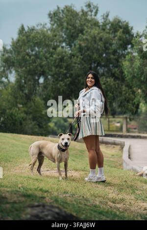Femme et chien se liant lors d'une promenade de loisir dans la nature Banque D'Images