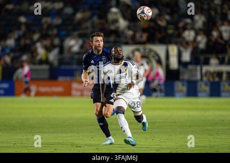 Joseph Paintsil (28), attaquant du LA Galaxy, contrôle la possession face au défenseur Dave Romney (4) des San Jose Earthquakes lors d’un match de MLS, mercredi, août Banque D'Images