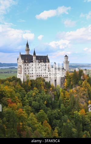 Une vue en portrait du magnifique et magique château de Neuschwanstein situé en Bavière, en Allemagne, en Europe. Banque D'Images
