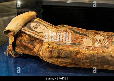 Momie hautement décorée d'une femme de la période romaine dans les galeries principales du Grand Musée Égyptien, Le Caire. Banque D'Images